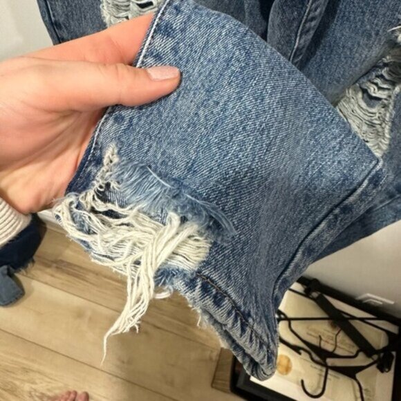 GOOD AMERICAN DISTRESSES STRAIGHT LEG JEAN - Picture 13 of 13